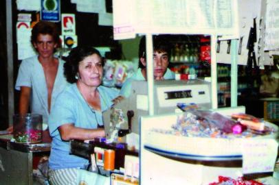  

Dona Asunción  atrás do balcão, nos anos 70, quando passou uma década trabalhando em Quintão.