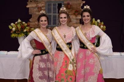 Soberanas da La Prima Vendemmia, de Nova Roma do Sul. No centro, a rainha Gabriele Calabria; de vestido rosa é princesa Laís Barea e de vestido vermelho escuro (à direita), a princesa Fernanda Zatti