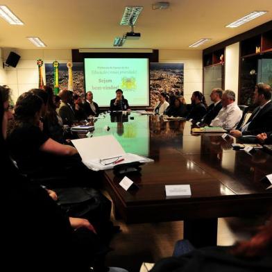  CAXIAS DO SUL, RS, BRASIL, 04/12/2017 - Professores de educação infantil se reúnem com prefeito para ouvir proposta e decidir se continuam em greve ou volta ao trabalho. (Marcelo Casagrande/Agência RBS)