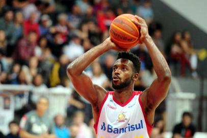  CAXIAS DO SUL, RS, BRASIL, 04/12/2017. Caxias do Sul Basquete/Banrisul x Liga Sorocabana disputam partida de basquete no ginásio Vascão, pelo NBB 10. (Diogo Sallaberry/Agência RBS)