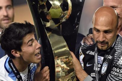  

Mexico´s Pachuca footballers Erick Gutierrez (L) and Oscar "El Conejo" Perez celebrate with the trophy after defeating Mexico´s Tigres during their CONCACAF Champions League Final football match at the Hidalgo stadium in Pachuca, Hidalgo state, Mexico on April 26, 2017. 
The match ended 1-0. / AFP PHOTO / PEDRO PARDO

Editoria: SPO
Local: Pachuca
Indexador: PEDRO PARDO
Secao: soccer
Fonte: AFP
Fotógrafo: STF