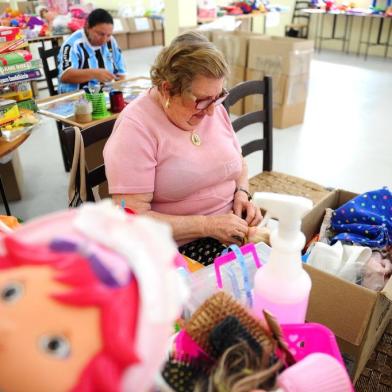  FARROUPILHA, RS, BRASIL, 30/11/2017. Projeto Levando o Natal para onde o Papai Noel se esquece de passar, de Farroupilha, arrecada brinquedos usados, limpa, recupera e conserta e doa para crianças de comunidades carentes no município. (Diogo Sallaberry/Agência RBS)