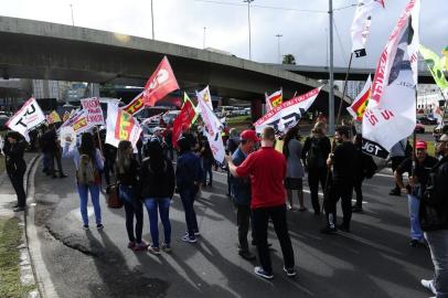 Protesto de entidades sindicais contra reforma em Porto Alegre