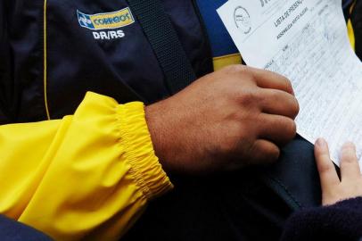 *** Correios - Cynthia Vanzella ***Assembléia dos Correios no auditório da Igreja Pompéia para decidir se a greve será mantida ou não. Às 17hs a reunião deve reiniciar.