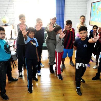  CAXIAS DO SUL, RS, BRASIL, 05/12/2017. Turma do Proerd (programa da Brigada Militar contra as drogas) desenvolvido na Escola Estadual de Ensino Fundamental João Magalhães, no Centro, tem aulas com Silvia Costa Fernandes, soldado da PM. O programa aproxima a polícia da população e faz o trabalho de prevenção à criminalidade. Wyslley Samuel Santos Silva, 13 anos, é aluno do 4º ano, e João Mateus dos Santos (camisa do Barcelona), 11 anos, é aluno do 4º ano.  (Diogo Sallaberry/Agência RBS)