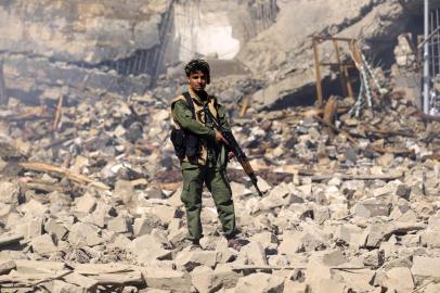  

A Huthi rebel fighter inspects the damage after a reported air strike carried out by the Saudi-led coalition targeted the presidential palace in the Yemeni capital Sanaa on December 5, 2017.
Saudi-led warplanes pounded the rebel-held capital before dawn after the rebels killed former president Ali Abdullah Saleh as he fled the city following the collapse of their uneasy alliance, residents said. / AFP PHOTO

Editoria: WAR
Local: Sanaa
Secao: conflict (general)
Fonte: AFP