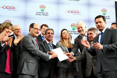  

PORTO ALEGRE-RS-BRASIL- 04/12/2017- A cerimônia de entrega da licença de instalação do empreendimento, no pórtico central do cais, contou com a participação do governador José Ivo Sartori, do prefeito Nelson Marchezan, além de ex-gestores como Germano Rigotto, José Fortunati e de uma série de secretários municipais, estaduais, deputados e vereadores - em uma demonstração do peso político e social atribuído à obra prevista para começar até março de 2018.   FOTO FERNANDO GOMES/ZERO HORA.