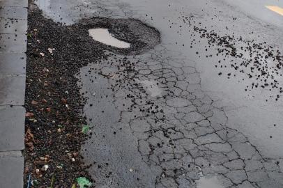 Um buraco no asfalto na Avenida Independência, em Porto Alegre, está prejudicando os motoristas e pedestres. De acordo com uma usuária do aplicativo Pelas Ruas, o problema havia sido consertado na semana passada, mas voltou.