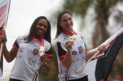  

PORTO ALEGRE, RS, BRASIL - 05-09-2017 -Mayra Aguiar e  Érika Miranda são recebidas  com festa na capital.  (FOTO: ANDRÉ ÁVILA/AGÊNCIA RBS)