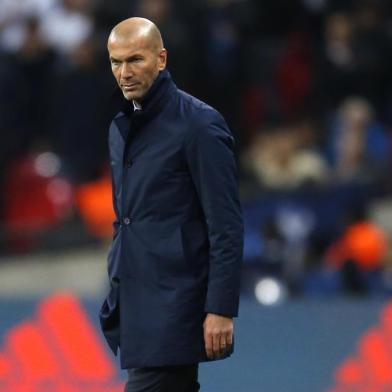 Real Madrids French coach Zinedine Zidane looks on during the UEFA Champions League Group H football match between Tottenham Hotspur and Real Madrid at Wembley Stadium in London, on November 1, 2017. / AFP PHOTO / IKIMAGES / Ian KINGTON