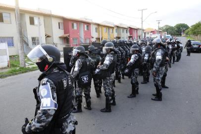  

Aparato da BM para reintegração de posse em residências invadidas na região do Porto seco, em Porto Alegre