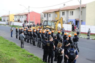  

PORTO ALEGRE, RS, BRASIL, 06-12-2017. BM cumpre reintegração de posse em residências do Minha Casa Minha Vida. Pelo menos 390 famílias vivem em área invadida nas proximidades do Porto Seco. (RONALDO BERNARDI/AGÊNCIA RBS)