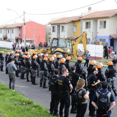  

PORTO ALEGRE, RS, BRASIL, 06-12-2017. BM cumpre reintegração de posse em residências do Minha Casa Minha Vida. Pelo menos 390 famílias vivem em área invadida nas proximidades do Porto Seco. (RONALDO BERNARDI/AGÊNCIA RBS)