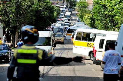  CAXIAS DO SUL, RS, BRASIL, 06/12/2017. Motoristas de vans do transporte escolar de Caxias protestam por mais segurança e outros direitos em frente à prefeitura, na Rua Alfredo Chaves. (Diogo Sallaberry/Agência RBS)