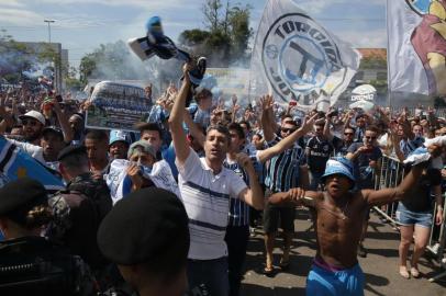  

PORTO ALEGRE, RS, BRASIL, 06-12-2017. Grêmio embarca no Aeroporto Salgado Filho para o Mundial de Clubes. (TADEU VILANI/AGÊNCIA RBS)