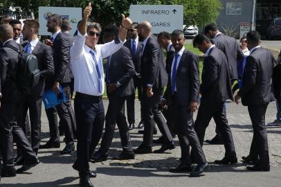  

PORTO ALEGRE, RS, BRASIL, 06-12-2017. Grêmio embarca no Aeroporto Salgado Filho para o Mundial de Clubes. (TADEU VILANI/AGÊNCIA RBS)