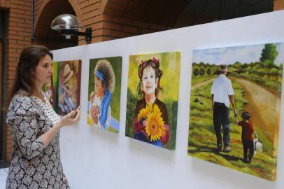  CAXIAS DO SUL, RS, BRASIL (05/12/2017).  Coletiva no SESC reúne pintoras caxienses. Rejane Rech, Ivanice Schneider Brandalise, Cristina Mascia, Jussara Pissetti e Helena Regina Susin acompanham a instalação das obras.  (Roni Rigon/Pioneiro).