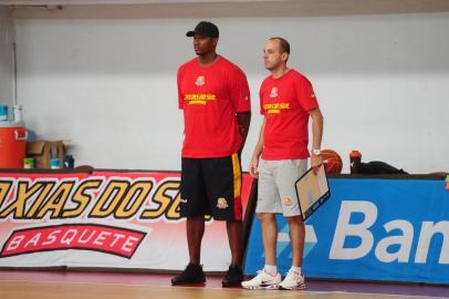  CAXIAS DO SUL, RS, BRASIL, 06/12/2017. Treino do Caxias Basquete no ginásio Vascão, último antes de enfrentar o Mogi pelo NBB 10. A equipe é comandada pelo técnico Rodrigo Barbosa (d), na foto, ao lado do auxiliar técnico Leonardo Gomes (e).  (Diogo Sallaberry/Agência RBS)