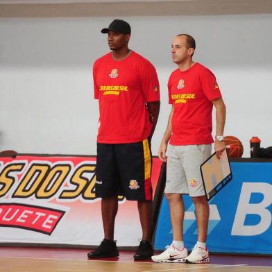  CAXIAS DO SUL, RS, BRASIL, 06/12/2017. Treino do Caxias Basquete no ginásio Vascão, último antes de enfrentar o Mogi pelo NBB 10. A equipe é comandada pelo técnico Rodrigo Barbosa (d), na foto, ao lado do auxiliar técnico Leonardo Gomes (e).  (Diogo Sallaberry/Agência RBS)