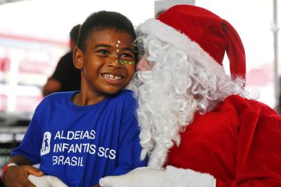  

PORTO ALEGRE, RS, BRASIL, 06-12-2017: O Estádio Beira-Rio e o Sport Club Internacional, em parceria com o Ministério Público, entidades e empresas do Rio Grande do Sul, promoveram a festa Natal Gigante, para as crianças e adolescentes que moram nas casas de acolhimento de Porto Alegre (FOTO FÉLIX ZUCCO/AGÊNCIA RBS, Editoria de Porto Alegre).