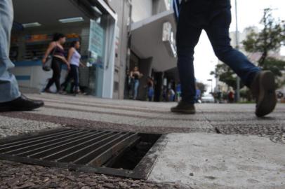  CAXIAS DO SUL, RS, BRASIL (06/12/2017). Buraco na Avenida Julio de Castilhos. Administração Daniel Guerra não consegue  fazer  manutenção simples numa grade de rede pluvial, em calçada na Avenida Julio, defronte a farmácia São João. (roni Rigon/Pioneiro).