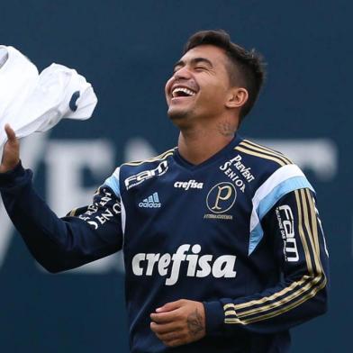 SÃO PAULO, SP - 11.05.2015 - TREINO DO PALMEIRAS: O jogador Dudu, da SE Palmeiras, durante treinamento na Academia de Futebol, no bairro da Barra Funda.