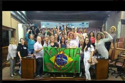 Vereador Renato Nunes posta foto de evento Desafios da Identidade de Gênero nas Escolas, conduzido pela Vereadora Ana Corso (PT), em que a bandeira do Brasil aparece com ma inscrição Respeita as Travesti. Ele cita a legislação onde diz que é manifetação de desrespeito.