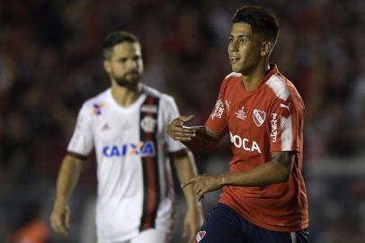 Argentina's Independiente midfielder Maximiliano Meza (R) celebrates after scoring the team's second goal against Brazil's Flamengo during the Copa Sudamericana first leg football final at Libertadores de America stadium in Avellaneda, Buenos Aires on December 6, 2017. / AFP PHOTO / JUAN MABROMATA