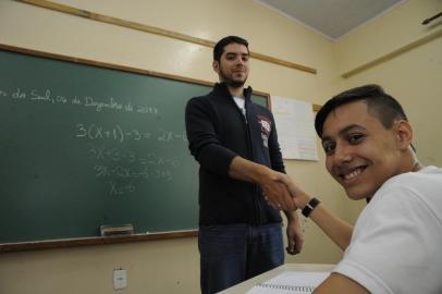  CAXIAS DO SUL, RS, BRASIL (06/12/2017) O caxiense Kristofer Guilherme dos santos, aluno da Escola Estadual José Pena de Moraes, conquista medalha de ouro  na olimpíada nacional de matamática.   NA FOTO, KRISTOFER COM O PROFESSOR VINÍCIUS DUARTE LAZZARETTI.   (Roni Rigon/Pioneiro).