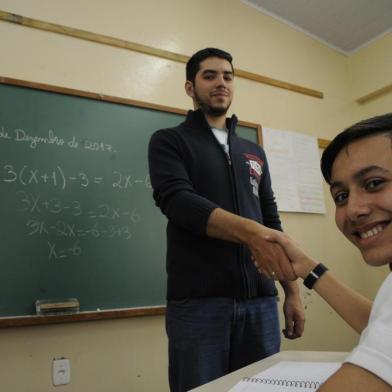  CAXIAS DO SUL, RS, BRASIL (06/12/2017) O caxiense Kristofer Guilherme dos santos, aluno da Escola Estadual José Pena de Moraes, conquista medalha de ouro  na olimpíada nacional de matamática.   NA FOTO, KRISTOFER COM O PROFESSOR VINÍCIUS DUARTE LAZZARETTI.   (Roni Rigon/Pioneiro).