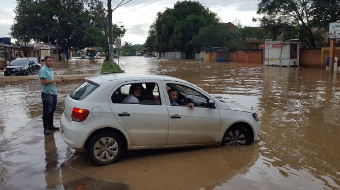 Moradores de Porto Alegre, Viamão e Alvorada relatam como é conviver com a  buraqueira