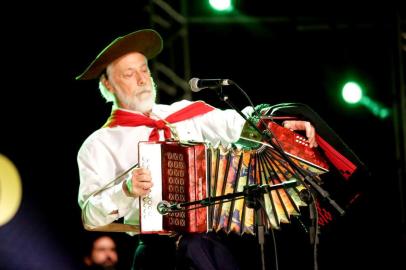  PORTO ALEGRE, RS - BRASIL 22.11.2016 -  Festival levou ao palco mais de 80 artistas consagrados, como Mano Lima, Joca Martins e Gaúcho da Fronteira  (FOTO: FELIPE NOGS/ AGÊNCIA RBS)