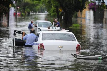  PORTO ALEGRE, RS, BRASIL, 07-12-2017. Manhã em Porto Alegre com chuva forte, trânsito lento e desabamentos. Muitas vias foram interrompidas e enchentes atingiram diversas casas.(Ronaldo Bernardi/Agência RBS)