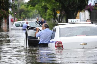  

PORTO ALEGRE, RS, BRASIL, 07-12-2017. Manhã em Porto Alegre com chuva forte, trânsito lento e desabamentos. 
Muitas vias foram interrompidas e enchentes atingiram diversas casas.(Ronaldo Bernardi/Agência RBS)