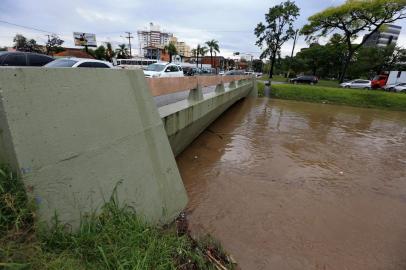  

PORTO ALEGRE, RS, BRASIL - 2017.12.07 - Chuva causa transtorno na capital e eleva nível do arrio dilúvio. (Foto: ANDRÉ ÁVILA/ Agência RBS)