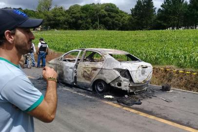 carro queimado após assaltos a bancos em arvorezinha