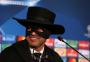 Após classificação, técnico do Shakhtar Donetsk se veste de Zorro durante coletiva