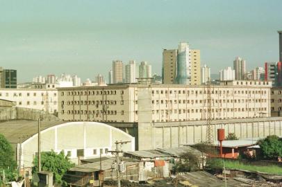 Carandiru em 1998Foto para a série Os 111 do Carandiru.Pavilhão 9 da Casa de Detenção no Complexo do Carandiru - Presídio do Carandiru.O segundo andar do Pavilhão 9 abrigou em 2 de outubro de 1992 um holocausto penitenciário. As chacinas, especialmente naquele pavimento, se reproduziram com a velocidade de rajadas de metralhadora. Em uma cela com 10 presos, por exemplo, ninguém sobreviveu. Número de vítimas:  111 mortes de detentos.#Envelope: 207656