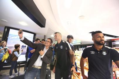  

ABU DHABI, EMIRADOS ARABES UNIDOS - Chegada da delagação do grêmio em Abu Dhabi. Na foto: Luan e Fernandinho (FOTOGRAFO: JEFFERSON BOTEGA / AGENCIA RBS)
Indexador: Jefferson Botega