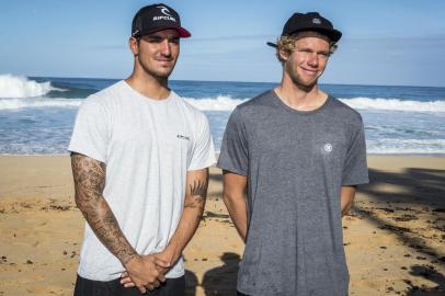 O líder do Mundial de Surfe, o havaino John John Florence (D), ao lado do brasileiro Gabriel Medina, vice-líder do campeonato, em Pipeline, no Havaí, palco da etapa decisiva da temporada.