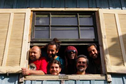 Já conhecidos pelo seu show envolvente e com influências de diversas culturas da América Latina, a banda Farabute, de Porto Alegre, se apresenta mais uma vez no palco do Zero54. 