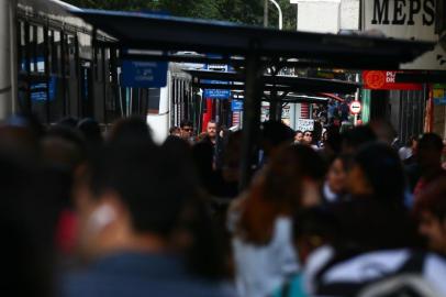  PORTO ALEGRE, RS, BRASIL,30/11/2017 -Ônibus e paradas lotadas, fotos mostram a super lotação das paradas de ônibus em Porto Alegre(FOTOGRAFO: LAURO ALVES / AGENCIA RBS)