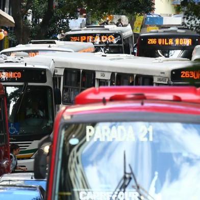  PORTO ALEGRE, RS, BRASIL,30/11/2017 -Ônibus e paradas lotadas, fotos mostram a super lotação das paradas de ônibus em Porto Alegre(FOTOGRAFO: LAURO ALVES / AGENCIA RBS)