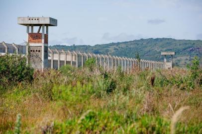  

Guaíba, RS, BRASIL, 06/12/2017 : Obra parada da Penitenciária Estadual de Guaíba. (Omar Freitas/Agência RBS)
Indexador: Omar Freitas