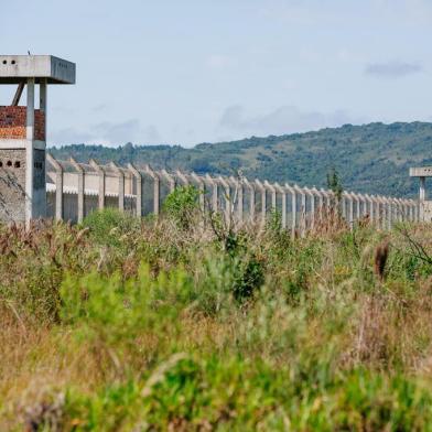  

Guaíba, RS, BRASIL, 06/12/2017 : Obra parada da Penitenciária Estadual de Guaíba. (Omar Freitas/Agência RBS)
Indexador: Omar Freitas