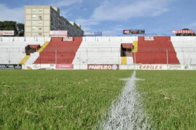  

O Estádio Presidente Vargas recebe os últimos retoques antes da estreia do Inter-SM na Divisão de Acesso em 2017. Na sexta-feira o gramado recebeu as linhas de marcação e placas de publicidades. Antes as arquibancadas já haviam sido pintadas. No sábado, será a vez do gramado ser aparado. O Inter-SM joga contra o Guarany-BA.