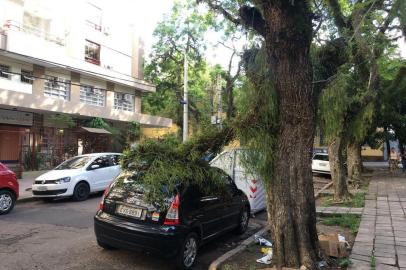 Galhos de uma árvore que fica na Rua Olavo Bilac, no bairro Santana, em Porto Alegre, caiu sobre um carro na manhã de sexta-feira (8). Em julho, usuários do aplicativo Pelas Ruas haviam alertado que os vegetais da via estavam com risco de queda. Em reportagem de GaúchaZH, prefeitura de Porto Alegre havia dito que faria uma vistoria no local.