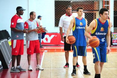  CAXIAS DO SUL, RS, BRASIL, 13/11/2017. Treino do Caxias do Sul Basquete no Ginásio do Vascão. O técnico Rodrigo Barbosa comanda a equipe. (Diogo Sallaberry/Agência RBS)