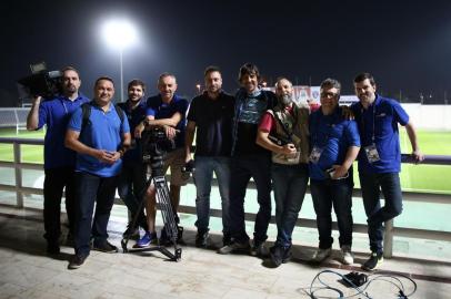  

AL AIN, EMIRADOS ÁRABES UNIDOS, 08.12.2017. Equipe da cobertura do Grêmio no  Mundial de Clubes. 

Na foto: Da esquerda para direita; Daniel Musa, Fernando Becker, Eduardo Moura, 
Fernando Rech, Eduardo Gabardo, Peninha, Jefferson Botega, Geder Rocha e Diogo Olivier, no estádio Tahnoun Bin Mohammed Stadium, na cidade de Al Ain.

Foto: Jefferson Botega/Agência RBS