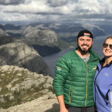 Rafaela e Eduardo Casal em Pulpit Rock, Preikestolen/Noruega